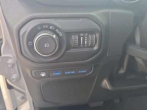 Used 2022 Jeep Wrangler Unlimited Sahara AWD/4WD image 15