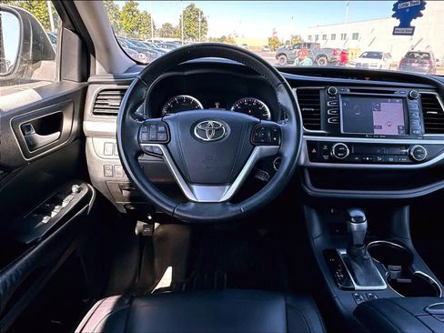 Used 2016 Toyota Highlander XLE AWD/4WD image 11