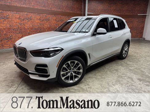 Used 2022 BMW X5 xDrive40i w/ Premium Package AWD/4WD image 1