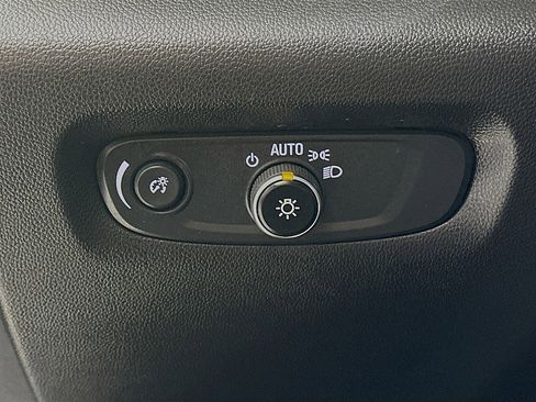 Used 2021 Chevrolet Traverse LS FWD image 10
