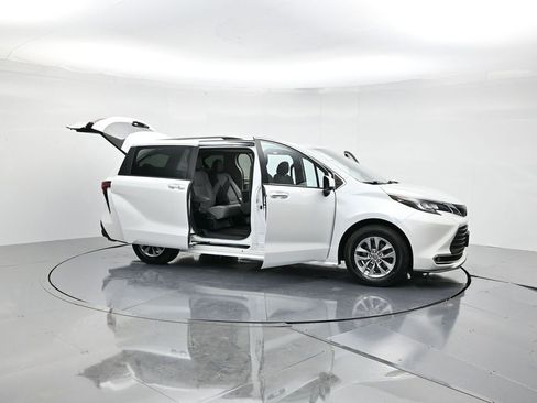 Used 2022 Toyota Sienna XLE image 46
