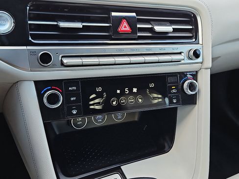 Used 2025 Genesis G70 2.5T image 14