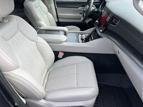 Used 2024 Jeep Wagoneer Series III w/ Premium Group I image 17