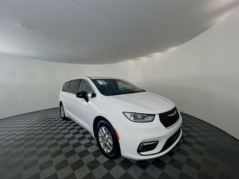 New 2026 Chrysler Pacifica Select image 2