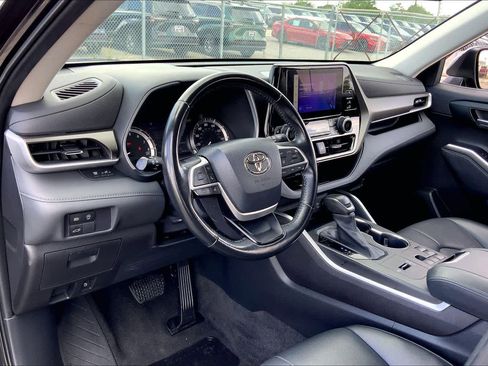Used 2023 Toyota Highlander XLE image 17