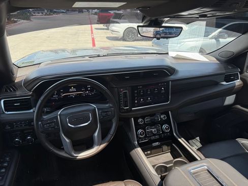 Used 2022 GMC Yukon Denali w/ Denali Premium Package AWD/4WD image 3