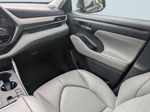 Used 2024 Toyota Highlander XLE FWD image 29
