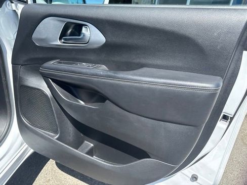 Used 2022 Chrysler Pacifica Touring w/ S Appearance Package AWD/4WD image 8