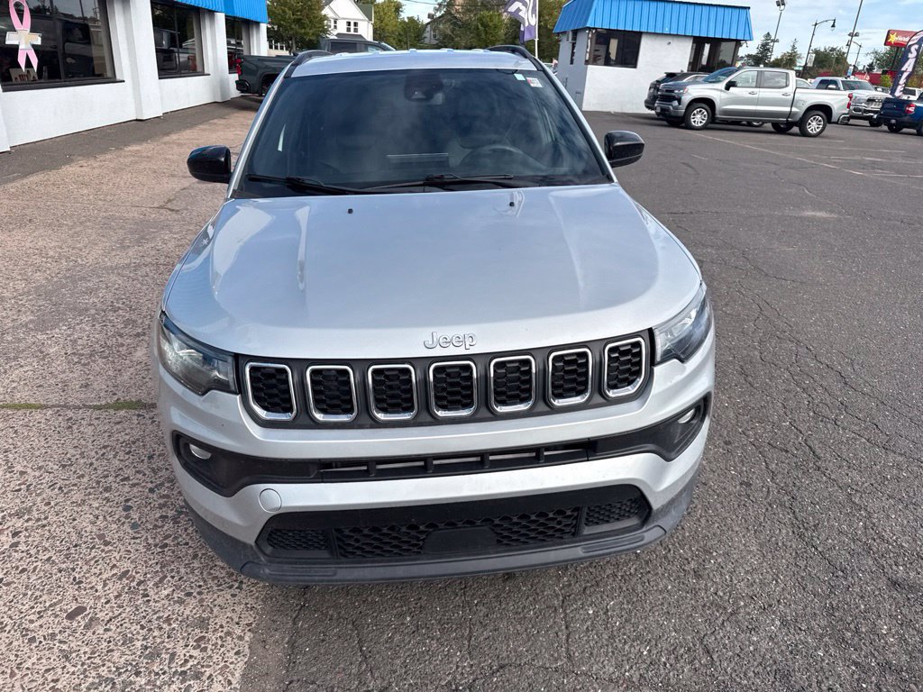 Used 2024 Jeep Compass Latitude AWD/4WD image 4