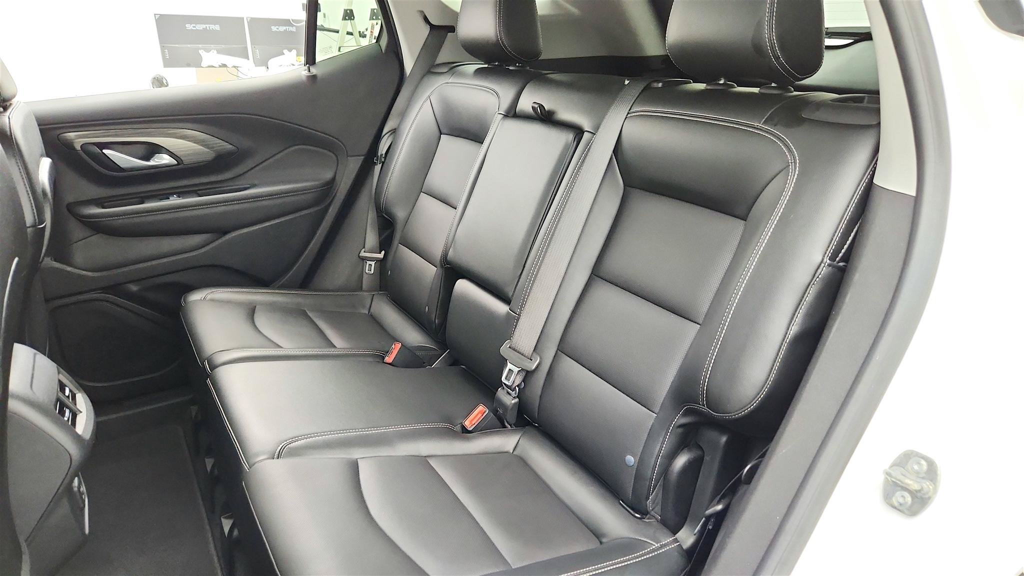 Used 2024 GMC Terrain SLT AWD/4WD image 32