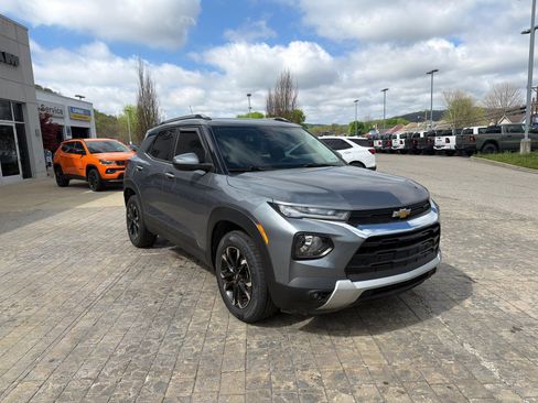 Used 2021 Chevrolet TrailBlazer LT w/ Sun and Liftgate Package AWD/4WD image 2