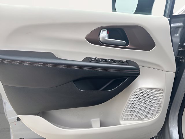 Certified 2018 Chrysler Pacifica Touring w/ Security Group FWD image 10
