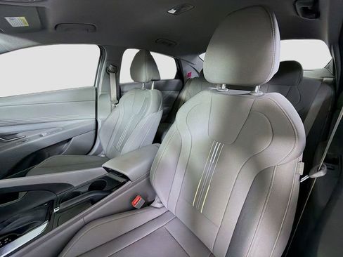 Used 2025 Hyundai Elantra Sport image 13