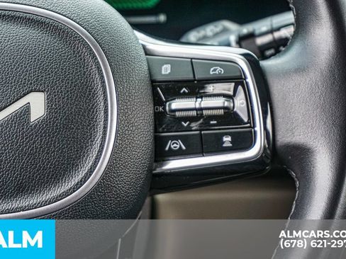 Used 2025 Kia Carnival FWD image 31