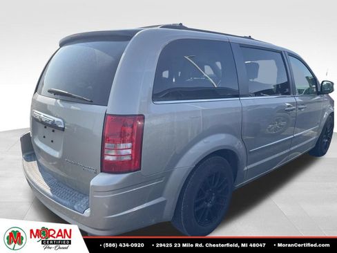 Used 2009 Chrysler Town & Country Touring FWD image 3