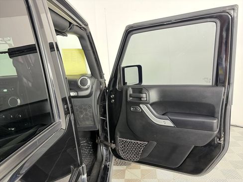 Used 2017 Jeep Wrangler Unlimited Rubicon w/ Connectivity Group AWD/4WD image 27
