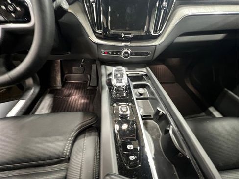 Used 2025 Volvo XC60 B5 Ultra image 11