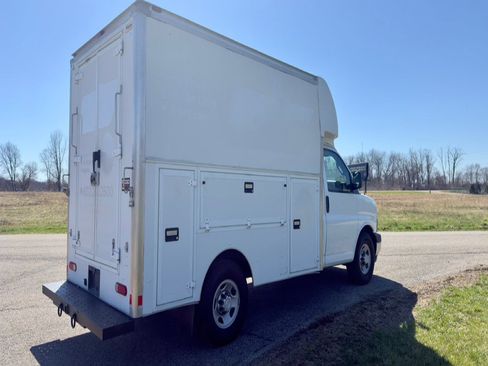 Used 2017 Chevrolet Express 3500 w/ Chrome Appearance Package RWD image 5