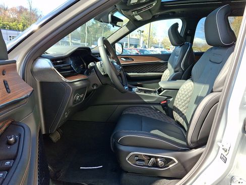 New 2026 Jeep Grand Cherokee Summit AWD/4WD image 9