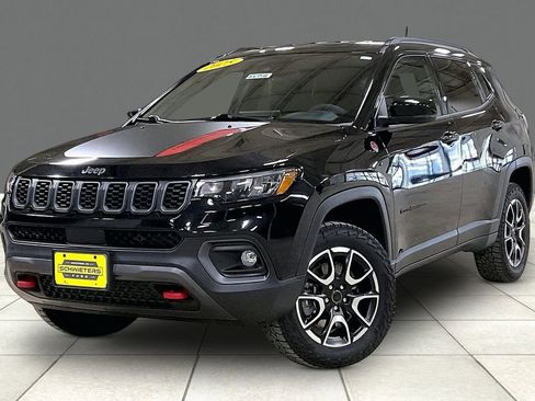 Used 2025 Jeep Compass Trailhawk AWD/4WD image 2