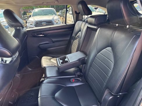 Used 2020 Toyota Highlander XLE AWD/4WD image 38