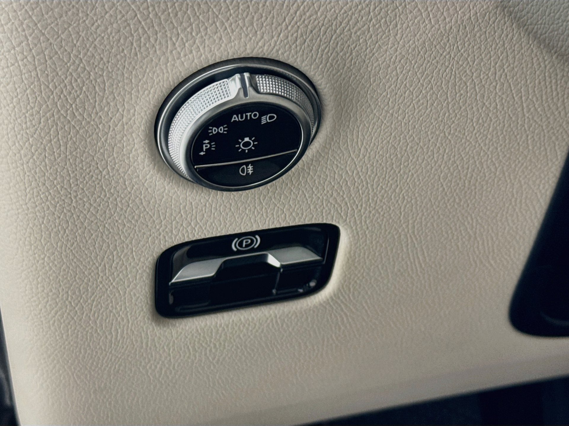 Certified 2025 Mercedes-Benz GLC 300 image 11