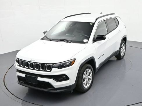 Used 2024 Jeep Compass Latitude AWD/4WD image 23
