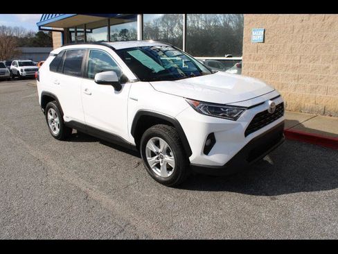 Used 2021 Toyota RAV4 XLE image 1