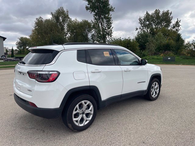 Used 2026 Jeep Compass Latitude AWD/4WD image 3