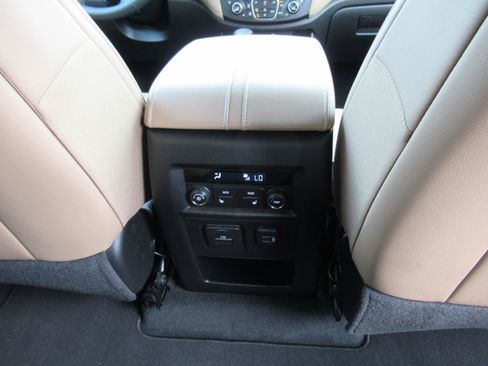 Used 2023 Chevrolet Traverse Premier FWD image 33