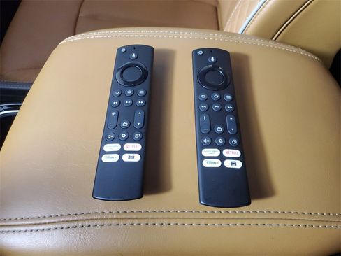 Used 2023 Chrysler Pacifica Pinnacle w/ Trailer Tow Group image 29