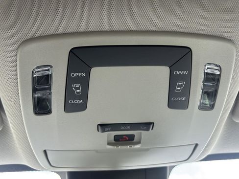 Used 2025 Toyota Sienna LE AWD/4WD image 37