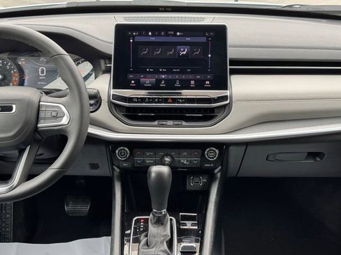 Used 2025 Jeep Compass Limited image 21