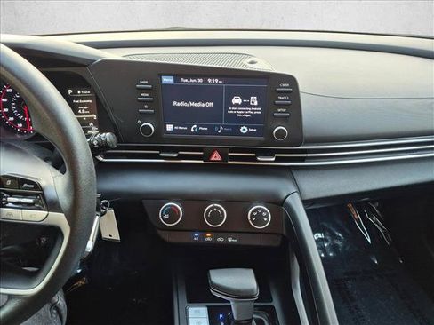 Used 2022 Hyundai Elantra SE FWD image 13