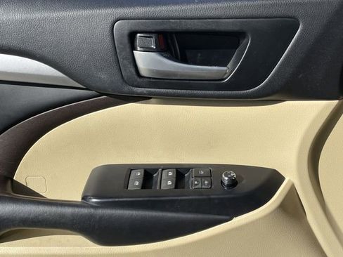 Used 2017 Toyota Highlander XLE image 23