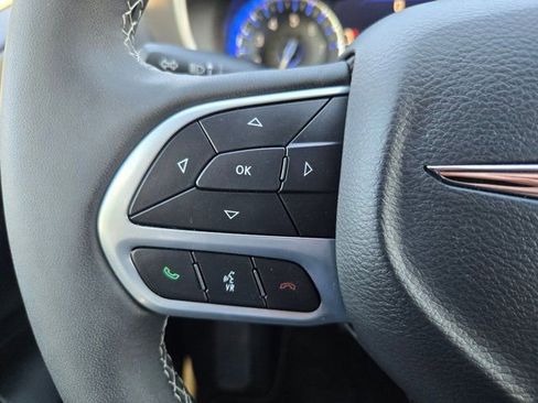 Used 2025 Chrysler Pacifica Select image 21