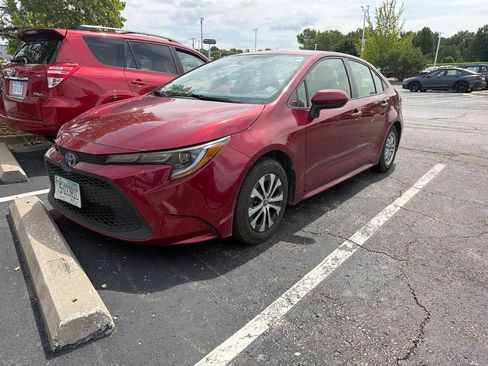 Used 2022 Toyota Corolla LE FWD image 2