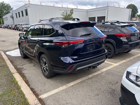 Used 2022 Toyota Highlander XLE AWD/4WD image 5
