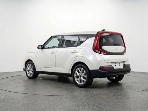 Used 2025 Kia Soul LX w/ LX Technology Package FWD image 6