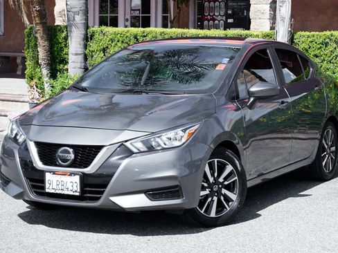 Used 2021 Nissan Versa SV image 4