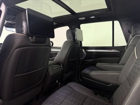 Used 2025 Cadillac Escalade V AWD/4WD image 31