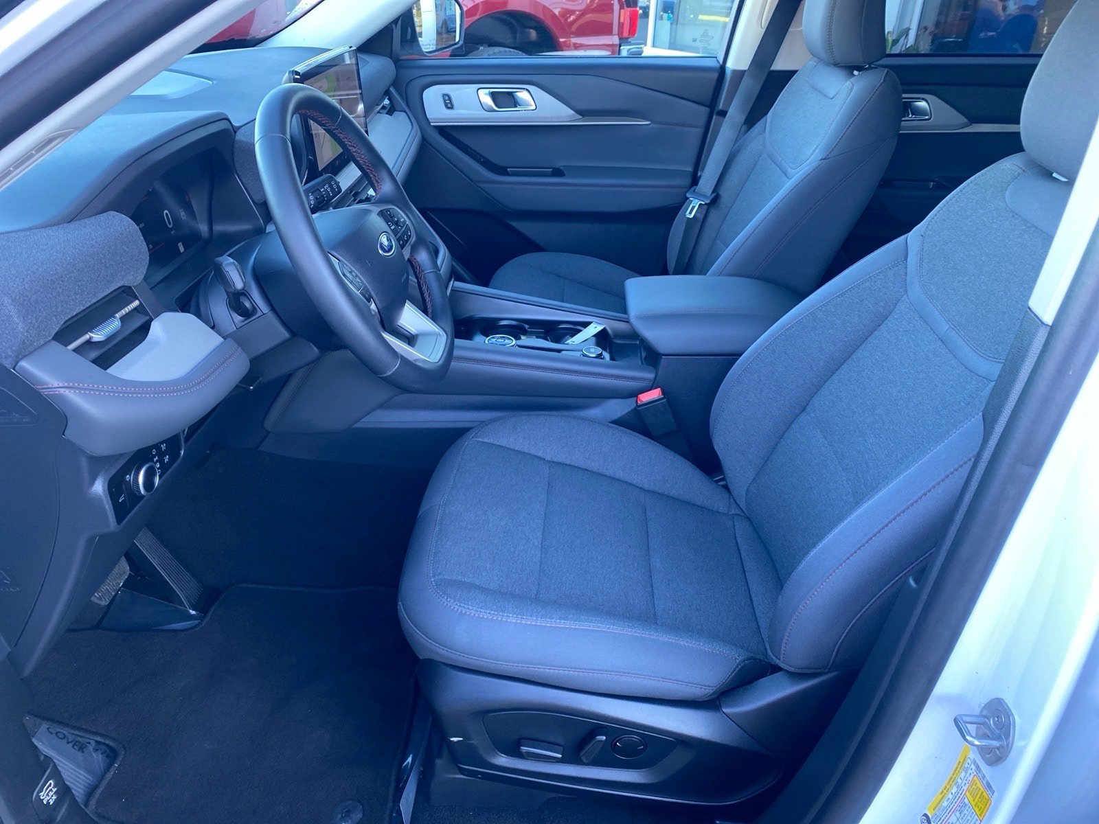 Used 2025 Ford Explorer Active AWD/4WD image 10