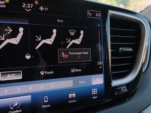 Used 2023 Chrysler Pacifica Touring-L FWD image 27