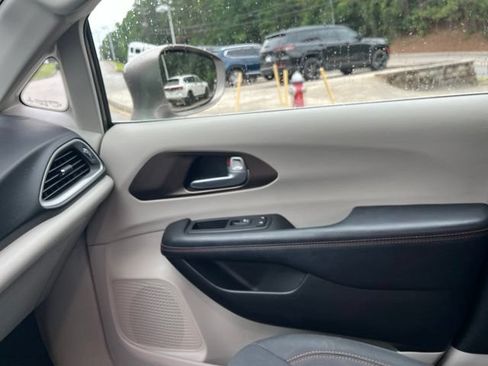 Used 2018 Chrysler Pacifica Touring Plus FWD image 30
