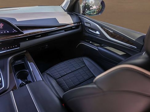 Certified 2024 Cadillac Escalade Sport Platinum w/ LPO, Floor Liner Package AWD/4WD image 30