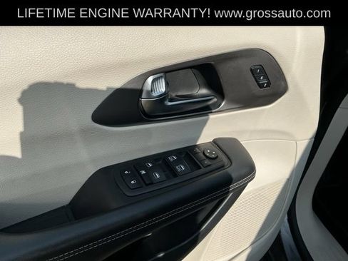 Used 2023 Chrysler Pacifica Touring-L FWD image 9