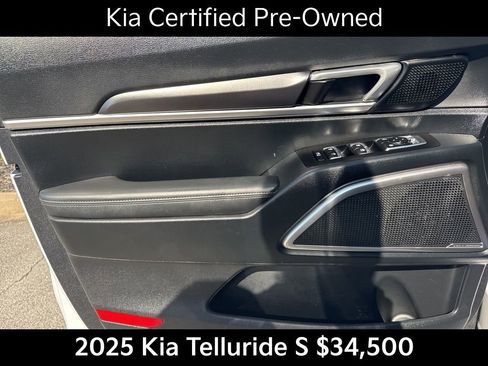 Used 2025 Kia Telluride S image 12