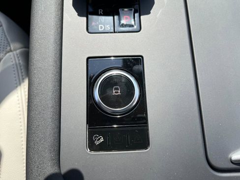 Used 2025 Land Rover Discovery S image 29
