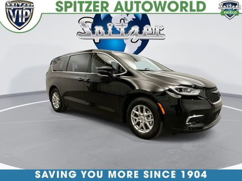 Used 2025 Chrysler Pacifica Select FWD image 3