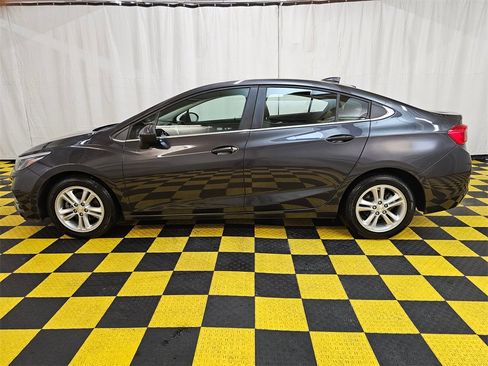 Used 2017 Chevrolet Cruze LT image 6